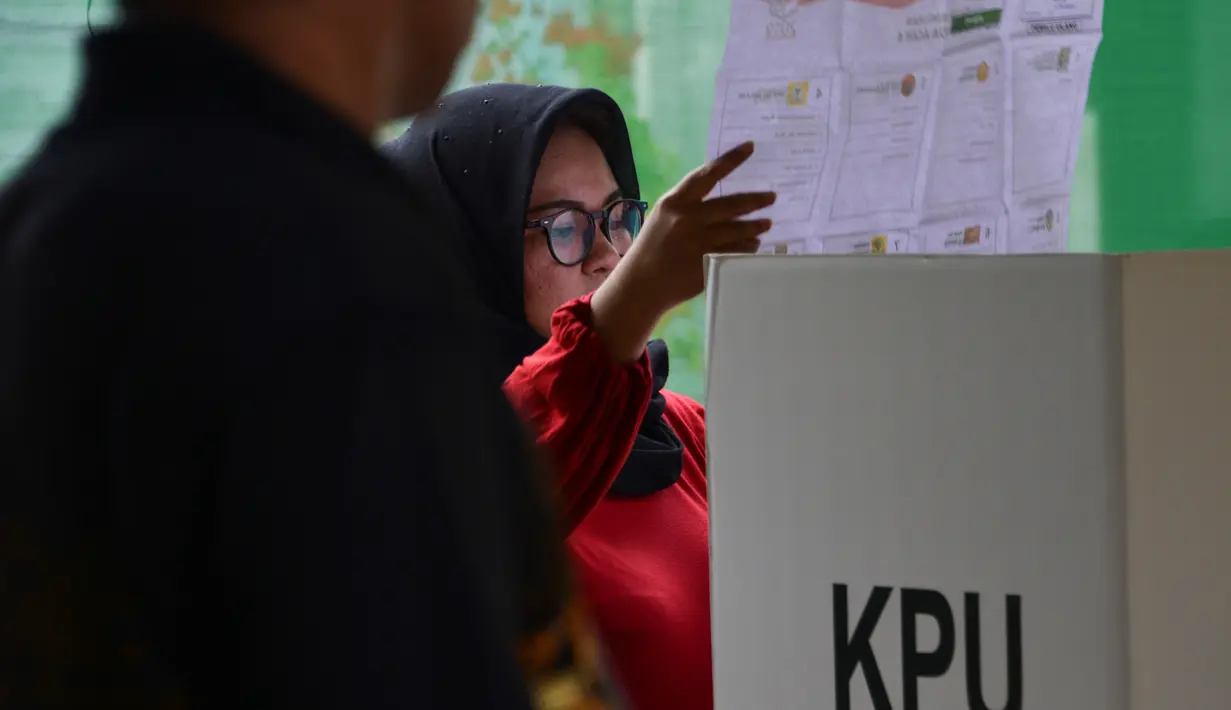 Seorang warga berada di bilik suara saat pemungutan suara ulang pemilu 2019 di TPS-6 Desa Lamteumen Timur, Banda Aceh, Aceh, Kamis (25/4). Pemungutan suara ulang karena adanya penggunaan formulir C6 pemilih yang telah meninggal dunia pada pemilu 17 April lalu. (CHAIDEER MAHYUDDIN/AFP)