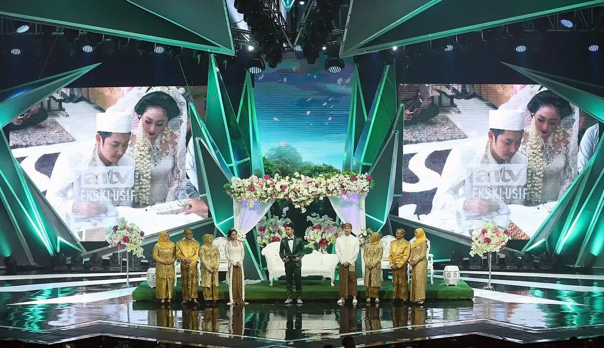 “Akhirnya, Angga bisa menemukan tulang rusuknya yang hilang, walau Depe sudah gagal menikah dua kali, tetapi Depe yang akhirnya dipilih Angga”  kata Raffi Ahmad, yang menjadi pembawa acara di Indonesia Keren 3. (Bambang E.Ros/Bintang.com)