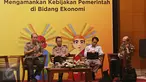 Kapolda Banten Brigjen Pol Boy Rafli Amar (kiri) bersama Asrena Kapolri Irjen Pol Arif Wachyunadi (kedua kiri) dan pakar ekonomi Faisal Basri (kanan) hadir sebagai pembicara seminar di Jakarta, Kamis (11/2). (Liputan6.com/Immanuel Antonius)