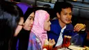 Fedi Nuril dan kelima penggemarnya pun bercengkrama sambil menikmati santapan saat acara ngedate bareng di Brewerkz, Jakarta, Selasa (19/5/2015). (Liputan6.com/Faisal R Syam)