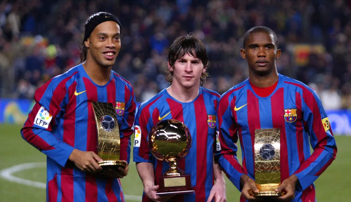 Penyerang Barcelona, Lionel Messi (tengah) berpose dengan trofi Golden Boy-nya bersama Ronaldinho (kiri) dan Samuel Eto'o sebelum pertandingan Liga Spanyol melawan Celta Vigo di stadion Camp Nou di Barcelona , 20 Desember 2005. (AFP/Cesar Rangel)