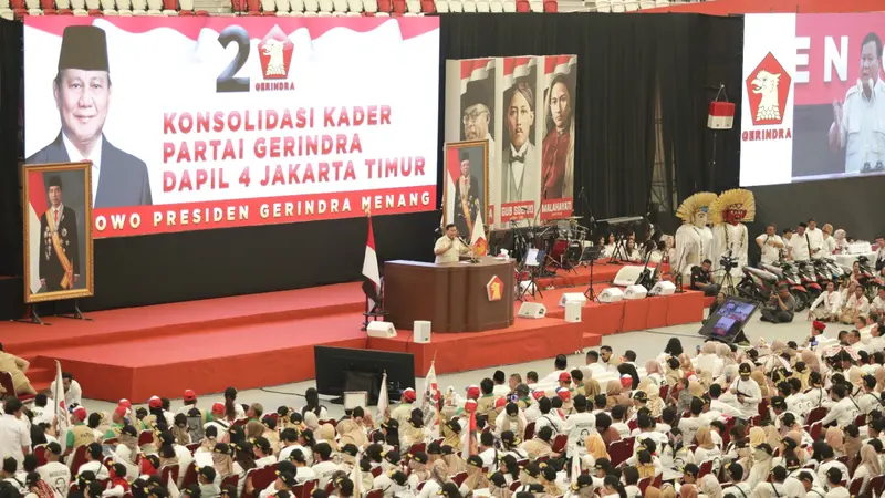 Ketua Umum (Ketum) Partai Gerindra Prabowo Subianto saat menghadiri Konsolidasi Akbar Partai Gerindra se-Jakarta Timur yang digelar di GOR Velodrom, Jakarta Timur, Minggu (16/7/2023).