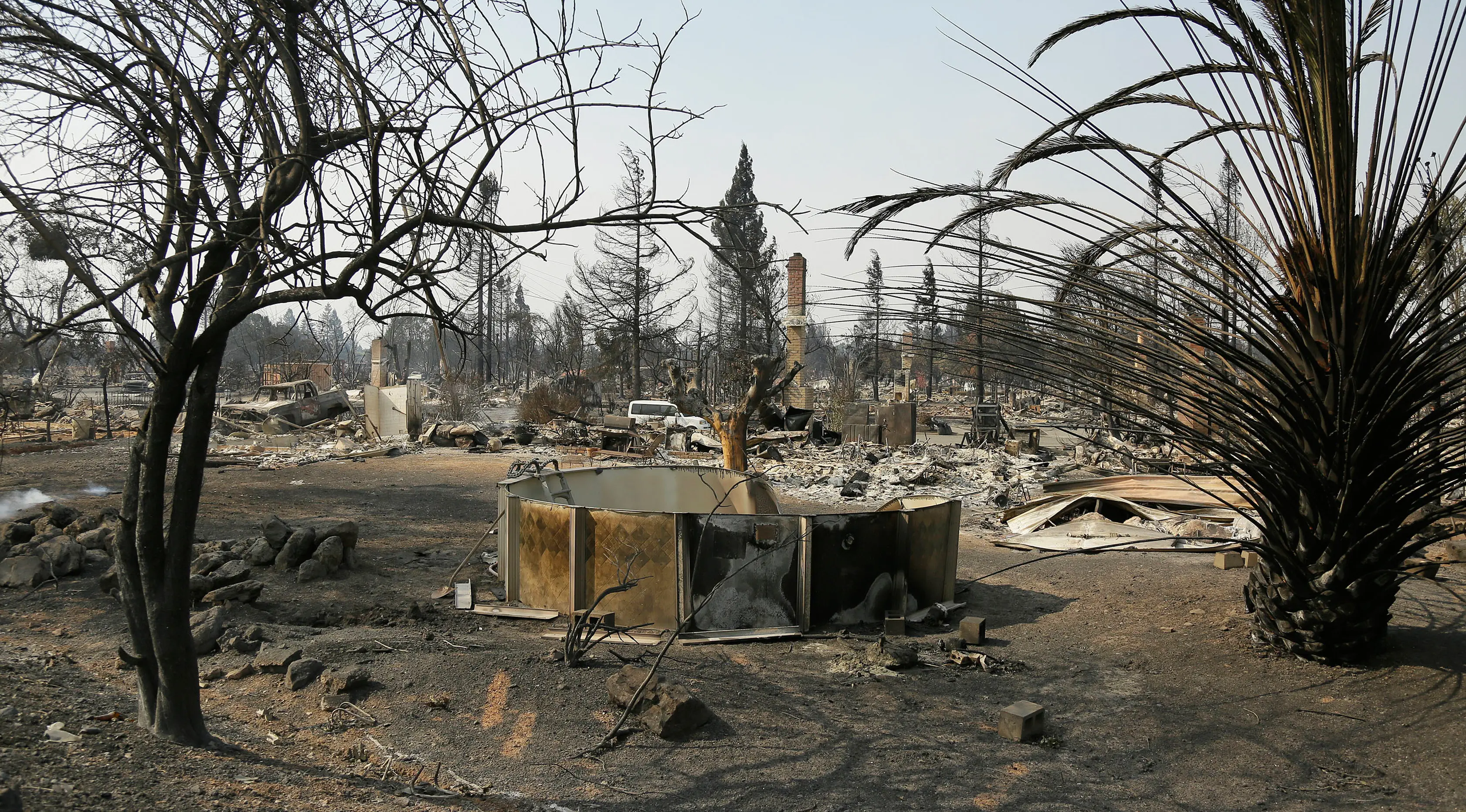 Sisa-sisa kolam renang di Jalan Raya Mark West Springs setelah kebakaran hebat di kawasan penghasil anggur Santa Rosa, California, Rabu (11/10). Hingga kini belum diketahui bagaimana kebakaran yang dimulai pada Ahad malam itu. (AP Photo/ Rich Pedroncelli)