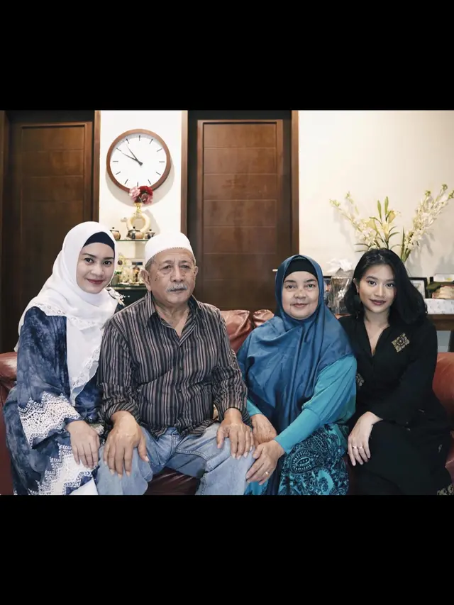 7 Potret Ikke Nurjanah Ziarah Ke Makam Ayah Usai 7 Hari Pamakaman