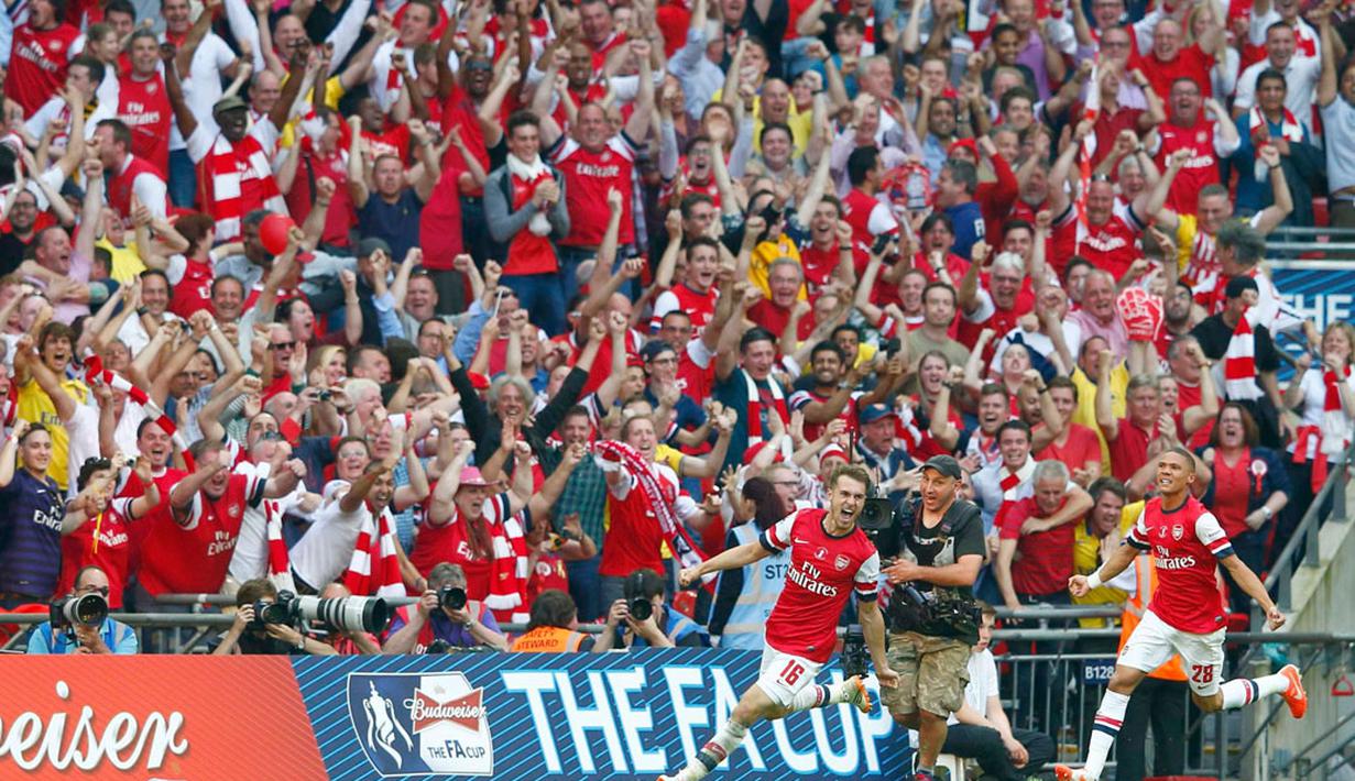Selebrasi Gelandang Arsenal, Aaron Ramsey (kiri) usai mencetak gol ke gawang Hull City dan memastikan "The Gunners" merengkuh trofi Piala FA di Stadion Wembley, London, (18/5/2014). (REUTERS/Eddie Keogh)