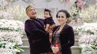 Momen Prosesi Tedak Siten Anak Momo Geisha (sumber: instagram/antzcreator)