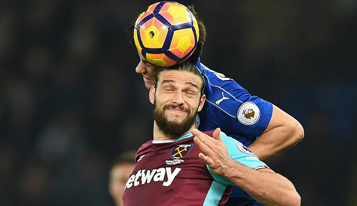 Andy Carroll. Striker Inggris berusia 33 tahun yang kini berstatus tanpa klub usai meninggalkan West Bromwich Albion pada akhir musim 2021/2022 ini menjadi salah satu pemain termahal yang pernah didatangkan West Ham United. Ia dipermanenkan The Hammers pada awal musim 2013/2014 dari Liverpool setelah sempat berstatus pinjaman selama 1 musim dengan nilai transfer 17,5 juta euro atau kini setara Rp265 miliar. Selama 6,5 musim membela West Ham United, ia total tampil dalam 142 laga di semua ajang dengan torehan 34 gol dan 17 assist. (AFP/Justin Tallis)