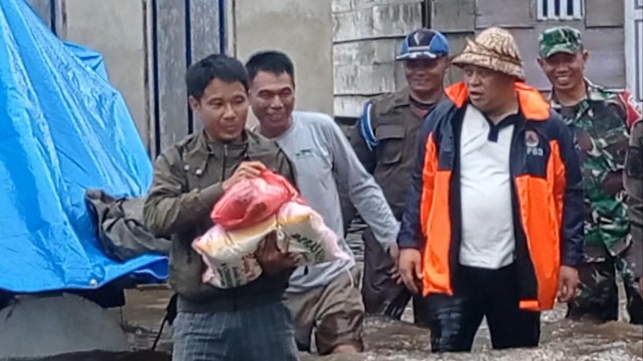 Banjir Konawe Utara, Bupati mengevakuasi korban dan memberikan bantuan.