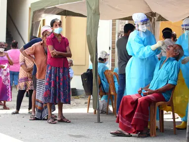 Penduduk setempat menunggu untuk menjalani Tes Cepat Antigen COVID-19 di Wellawatta, Kolombo, Sri Lanka, pada 8 Desember 2020. Jumlah pasien positif COVID-19 di Sri Lanka telah melampaui angka 28.000 pada Selasa (8/12) usai lebih dari 600 pasien terdeteksi pada hari sebelumnya. (Xinhua/Ajith Perera)