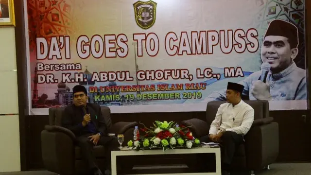 Gus Ghofur ketika menjadi pembicara keagamaan dan kebangsaan di salah satu kampus di Provinsi Riau.