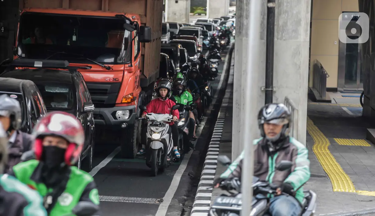 Sejumlah kendaraan roda dua melintas di jalur sepeda di Cipete Raya, Jakarta, Jumat (22/11/2019). Walaupun kendaraan yang melewati jalur sepeda akan dikenai sanksi denda Rp500.000, masih banyak pengendara yang masih bandel melintas dikarenakan kepadatan arus lalu lintas. (Liputan6.com/Faizal Fanani)