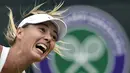 Ekspresi petenis Rusia, Maria Sharapova, saat berlaga melawan Timea Bacsinszky (Swiss) di pertandingan tenis tunggal putri Wimbledon, London, (26/6/2014). (REUTERS/Toby Melville)