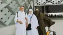 <p>Awkarin dan orangtua saat berada di stasiun kereta cepat dari Madinah menuju Makkah untuk menunaikan ibadah umrah yang pertama. (Foto: Instagram/ narinkovilda)</p>