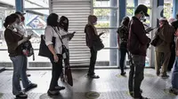 Calon penumpang mengoperasikan telepon genggam di Halte Harmoni, Jakarta, Senin (16/11/2020). Penyediaan fasilitas wifi gratis di halte Transjakarta guna meningkatkan kenyamanan penumpang. (merdeka.com/Iqbal S. Nugroho)