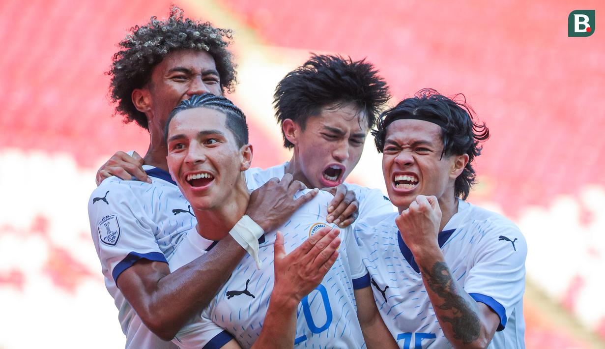 Filipina membuat kejutan terlebih dulu dengan membuka keunggulan pda menit ke-36. Javier Alessandro Jacutin Mariona membawa Filipina unggul setelah memaksimalkan umpan dari Noah River Leddel. (Bola.com/Abdul Aziz)