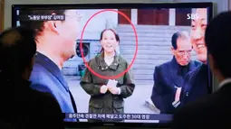 Adik Kim Jong-un, Kim Yo-Jong dalam sebuah tayangan berita di Stasiun Kereta Seoul, Korea Selatan pada 27 November 2014. Selain itu, Kim Jong-un juga melakukan perombakan puluhan pejabat tinggi partai. (AP/Ahn Young-joon)