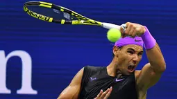 Petenis Spanyol, Rafael Nadal mengembalikan bola pukulan Matteo Berrettini dari Italia pada babak semifinal AS Terbuka 2019 di USTA Billie Jean King National Tennis Center, New York (6/9/2019). Nadal akan bertemu petenis Rusia, Daniil Medvedev. (AFP Photo/Johannes Eisele)