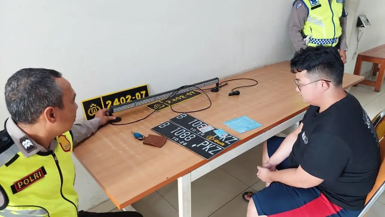 Seorang pengemudi MAT (19) nekat menggunakan rotator warna biru serta plat nomor dinas polisi untuk menghindari kemacetan saat arus balik lebaran Idul Fitri.