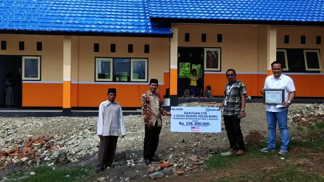 Pemberian secara simbolis dari BRI terkait pembangunan Madrasah Ibtidaiyah (MI) Al-Faat 2 Banggo, Dompu, Nusa Tenggara Barat (NTB). Istimewa