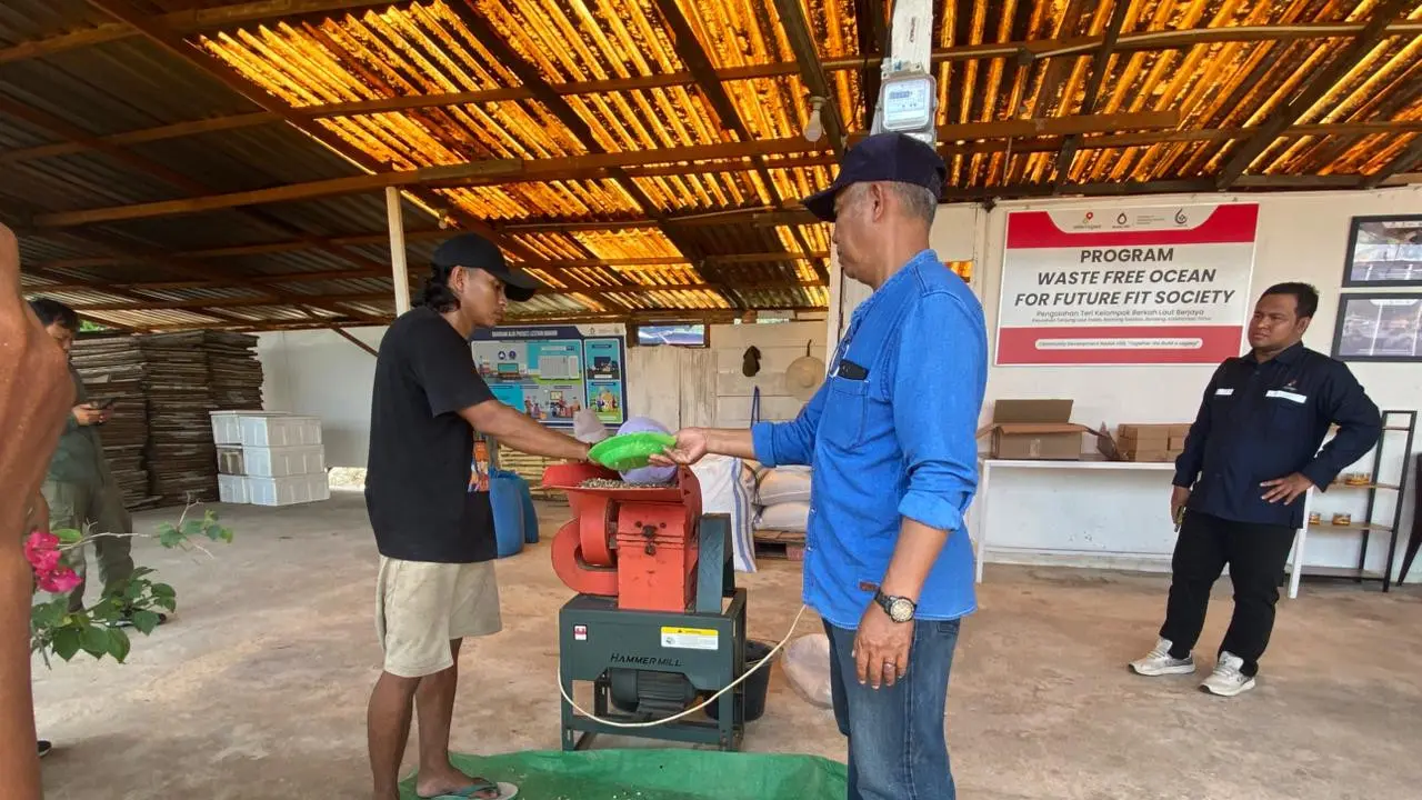 CSR PT Badak NGL atau Badak LNG bernama Sugiyono bersama kelompoknya Berkah Laut Berjaya mengolah ikan teri jadi beragam produk bernilai ekonomi.