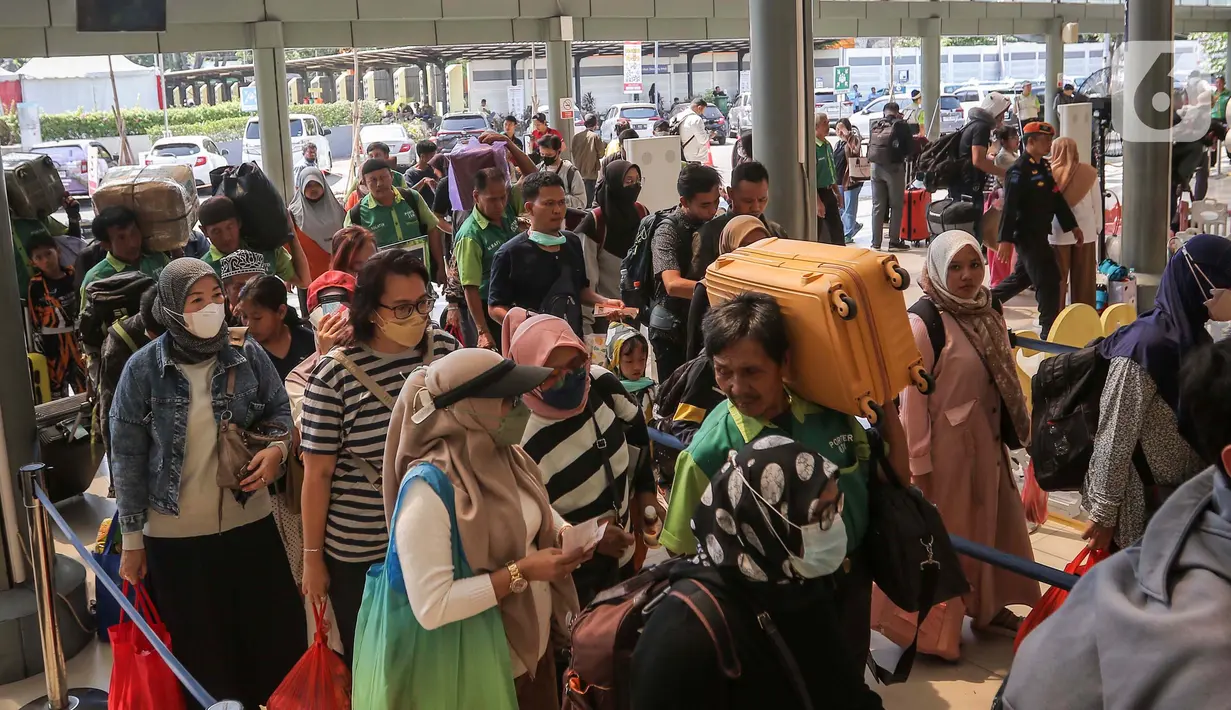 Calon penumpang kereta api mulai memadati Stasiun Senen, Jakarta, Kamis (21/12/2023). (Liputan6.com/Angga Yuniar)