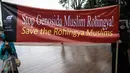 Massa membentangkan spanduk kecaman saat menggelar aksi unjuk rasa di depan Istana Merdeka, Jakarta, Kamis (24/11). Dalam aksinya mereka mengecam keras pembunuhan kaum minoritas muslim di Rohingya, Myanmar. (Liputan6.com/Faizal Fanani)