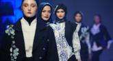 Model-model memamerkan karya desainer mode Indonesia Dama Kara selama Jakarta Muslim Fashion Week, Kamis 6 November 2025. Jakarta Muslim Fashion Week (JMFW) kembali digelar. (AP Photo/Tatan Syuflana)