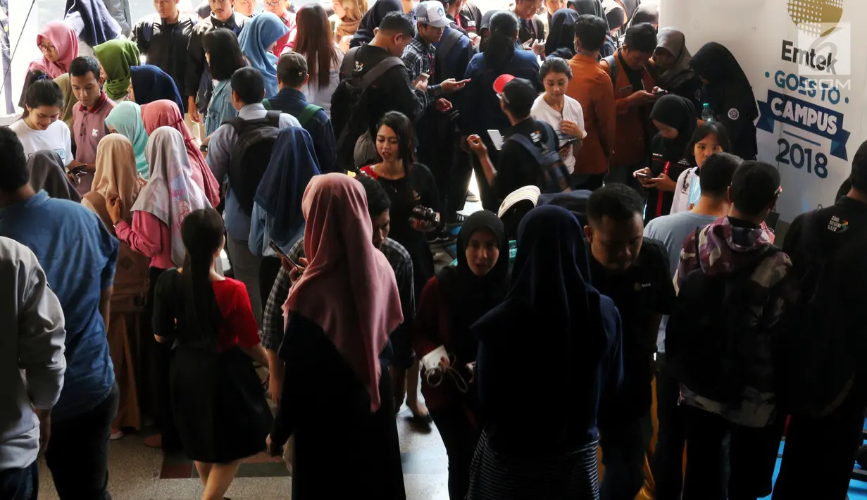 Para peserta menunggu untuk melakukan registrasi acara Emtek Goes To Campus (EGTC) 2018 di Universitas Muhammadiyah Malang (UMM), Rabu (26/9). Acara ini menghadirkan tokoh-tokoh inspiratif siap memberikan pengetahuan baru. (Liputan6.com/Johan Tallo)