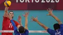 Pemain Russian Olympic Committee Egor Kliuka melakukan melawan Prancis pada pertandingan final bola voli putra Olimpiade Tokyo 2020 di Tokyo, Jepang, Sabtu (7/8/2021). Prancis mengalahkan ROC 3-2. (AP Photo/Frank Augstein)