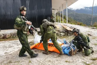 TNI Evakuasi Korban Pesawat AMA di Yahukimo