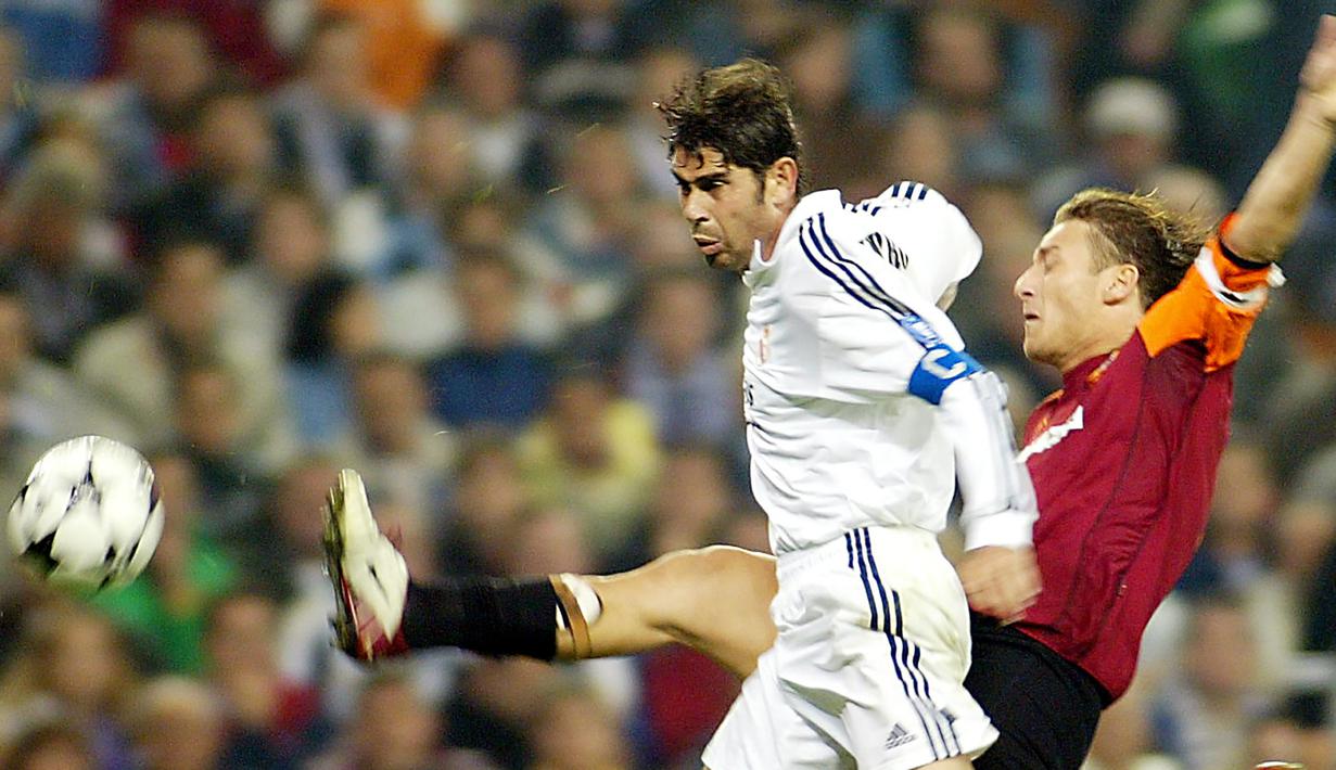 Fernando Hierro. Bek dan kapten Real Madrid yang bergabung sejak 1989 ini ditendang di akhir musim 2002/2003 karena memimpin protes terhadap pemecatan pelatih Vicente del Bosque. Padahal kontrak baru telah disiapkan sebelum insiden tersebut. Ia pun hengkang ke Al-Rayyan. (Foto: AFP/Javier Soriano)