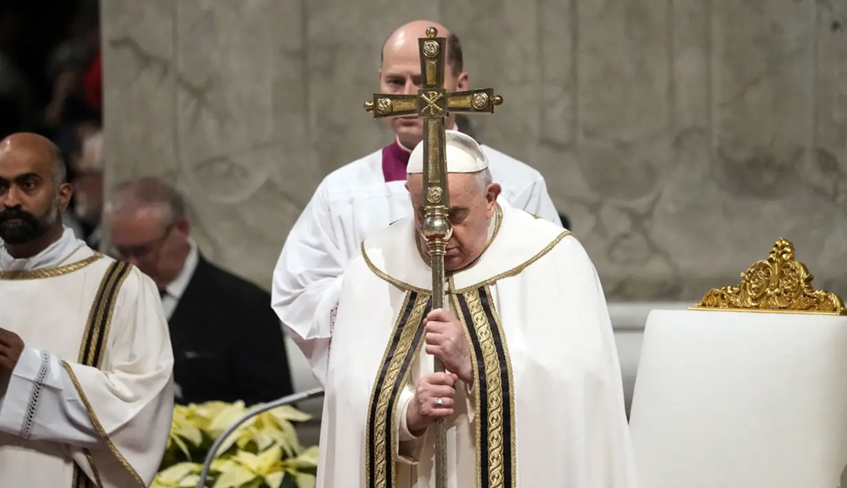 “Hati kami di Betlehem,” kata Paus Fransiskus dalam Misa Malam Natal seperti dikutip AFP pada Senin, 25 Desember 2023. (AP Photo/Gregorio Borgia)