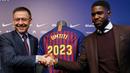 Bek asal Prancis, Samuel Umtiti dan Presiden Barcelona Josep Maria Bartomeu bersalaman pada pengumuman perpanjangan kontraknya di stadion Camp Nou, Senin (4/6). Umtiti secara resmi memperpanjang kontrak dengan Barcelona hingga 2023. (AP/Manu Fernandez)