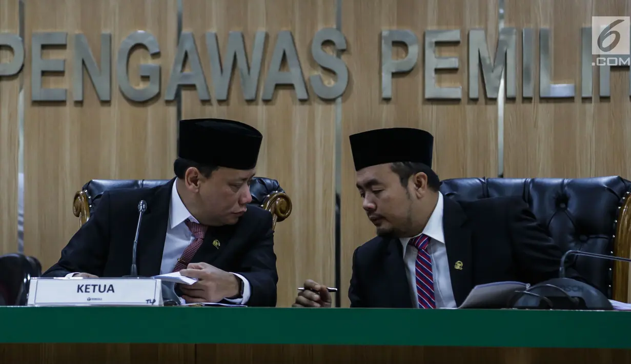 Ketua Bawaslu, Abhan memimpin sidang pembacaan putusan pendahuluan atas dugaan kecurangan pemilu terstruktur, sistematis, dan masif (TSM) di Gedung Bawaslu RI, Jakarta, Senin (20/5/2019). Bawaslu menolak laporan yang dilayangkan BPN Prabowo Subianto-Sandiaga. (Liputan6.com/Faizal Fanani)