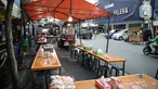 Suasana lapak pedagang kaki lima (PKL)di Jalan Sabang atau H Agus Salim, Jakarta, Jumat (27/8/2021). Menko Bidang Perekonomian Airlangga Hartarto mengatakan pemerintah sedang mempersiapkan satu juta PKL untuk mendapatkan bantuan senilai Rp1 juta dalam bentuk tunai. (Liputan6com/Faizal Fanani)