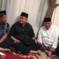 Gubernur Sumatera Selatan Alex Noerdin melayat di kediaman ayahanda Kapolri Tito Karnavian, Palembang. (@TMCPoldaMetro)