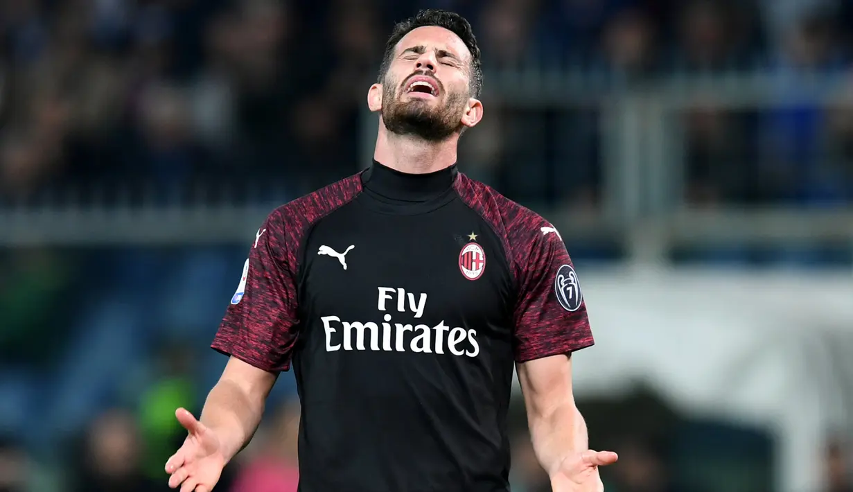 Reaksi pemain AC Milan, Mateo Musacchio saat menghadapi Sampdoria dalam Serie A di Stadio Comunale Luigi Ferraris, Genoa, Italia, Sabtu (30/3). AC Milan kalah 0-1. (REUTERS/Jennifer Lorenzini)