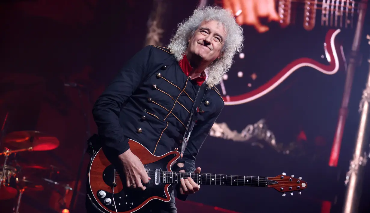 Gitaris band rock Queen Brian May tampil di atas panggung saat konser tur Eropa Queen dan Adam Lambert di Bologna, Italia, 11 Juli 2022. (Michele Nucci/LaPresse via AP)