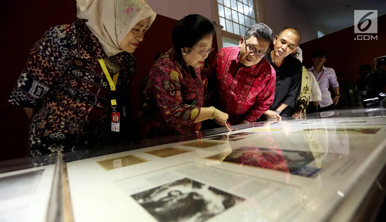 Presiden RI ke-5 Megawati Soekarnoputri didampingi Sekjen PDIP Hasto Kristianto melakukan kunjungan ke Galeri Nasional untuk melihat pameran lukisan koleksi Istana Kepresidenan dengan tema 'Senandung Ibu Pertiwi', Kamis (10/8). (Liputan6.com/Johan Tallo)