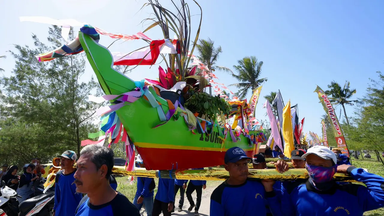 Warga Pantai Lampon, Kecamatan Pesanggaran Kabupaten Banyuwangi, bergotong royong menggelar tradisi Petik Laut. (Hermawan/Liputan6.com)
