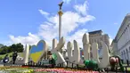 Pekerja menanam bunga di Independence Square menjelang final Liga Champions antara Real Madrid dan Liverpool FC, Kiev, Ukraina, Senin (21/5). Final Liga Champions akan berlangsung pada 26 Mei 2018. (Sergei SUPINSKY/AFP)