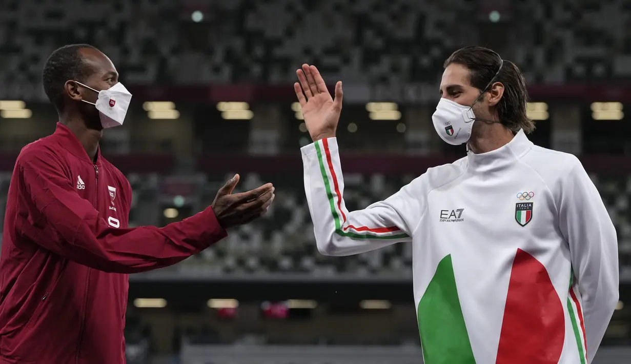Peraih medali emas bersama Mutaz Barshim (kiri) dari Qatar dan Gianmarco Tamberi dari Italia saat di podium setelah final lompat tinggi putra pada Olimpiade Tokyo 2020 di Tokyo, Jepang, Senin (2/8/2021). Barshim dan Tamberi sama-sama mencatat lompatan setinggi 2,37 meter. (AP Photo/Francisco Seco)