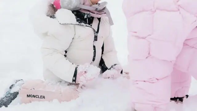 Potret seru Shandy Aulia main salju bareng Claire di Jepang. (credit: instagram.com/shandyaulia/missclaireherbowo)