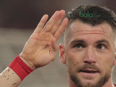 Marko Simic mmberikan salam kepada The Jakmania usai membobol gawang Johor Darul Ta’zim pada laga Piala AFC 2018 di Stadion Utama Gelora Bung Karno, Jakarta, Selasa (10/4/2018). Persija Jakarta menang 4-0.  (Bola.com/Nick Hanoatubun)