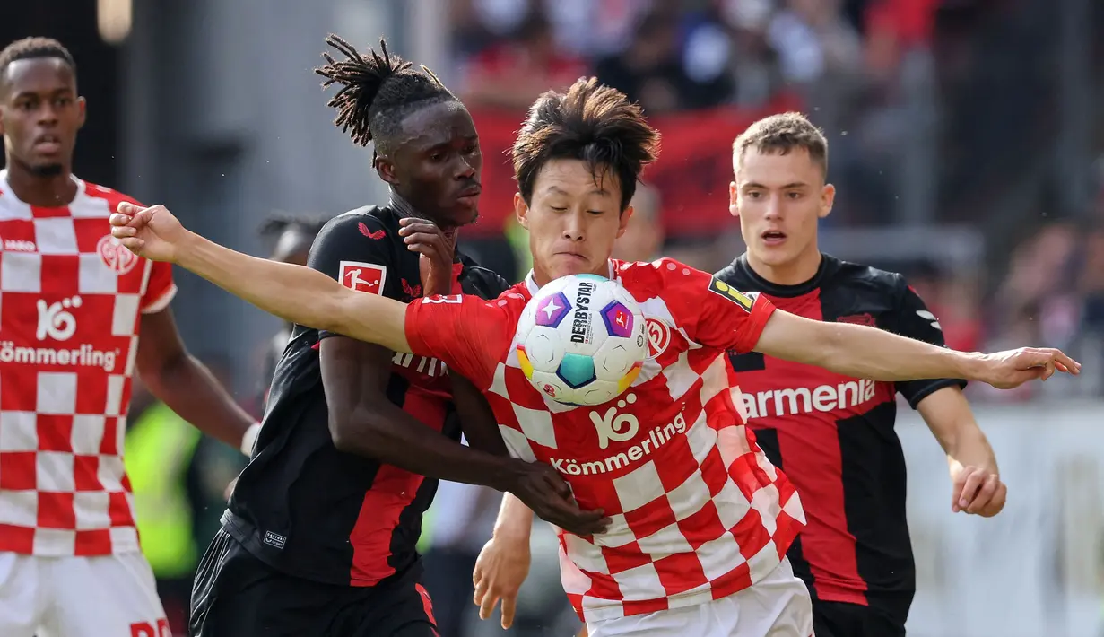 Lee Jae Sung merupakan gelandang serang serba bisa milik Korea Selatan. Ia bisa dimainkan sebagai gelandang tengah dan penyerang utama ketika Taeguk Warrirors sesak dengan gelandang serang sewaktu Piala Asia 2023. Dirinya kini berkarier di klub Bundesliga, Mainz 05. (AFP/Daniel Roland)