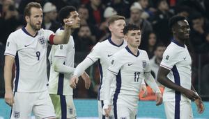 Pemain Inggris, Harry Kane (kiri), merayakan gol kedua timnya bersama rekan satu timnya dalam pertandingan kualifikasi Grup K Piala Dunia 2026 antara Albania dan Inggris di Tirana, Albania,&nbsp;Senin (17-11-2025) dini hari WIB.&nbsp;(Foto AP/Vlasov Sulaj)