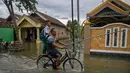 Sejumlah aktivitas warga terganggu. Sebanyak 470 rumah dilaporkan terendam banjir yang terjadi sejak Sabtu (7/12/2024). (Juni KRISWANTO/AFP)