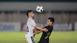 Penyerang Timnas Indonesia, Osvaldo Haay, berebut bola dengan pemain Bali United, Diego Assis pada laga uji coba di Stadion Madya, Minggu (7/3/2021). (Bola.com/ Ikhwan Yanuar Harun)