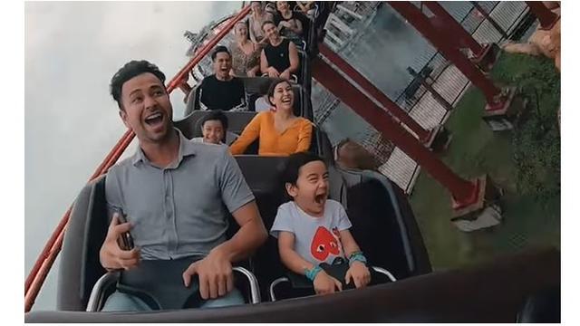 Raffi Ahmad mengajak sang buah hati untuk menjajal wahana permainan di Universal Studio.