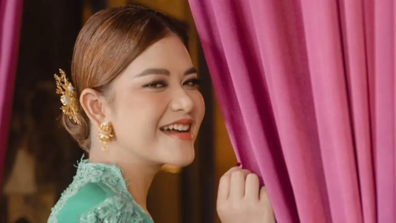 Kahiyang Ayu Dibalut Kebaya Hijau Saat Hari Kartini